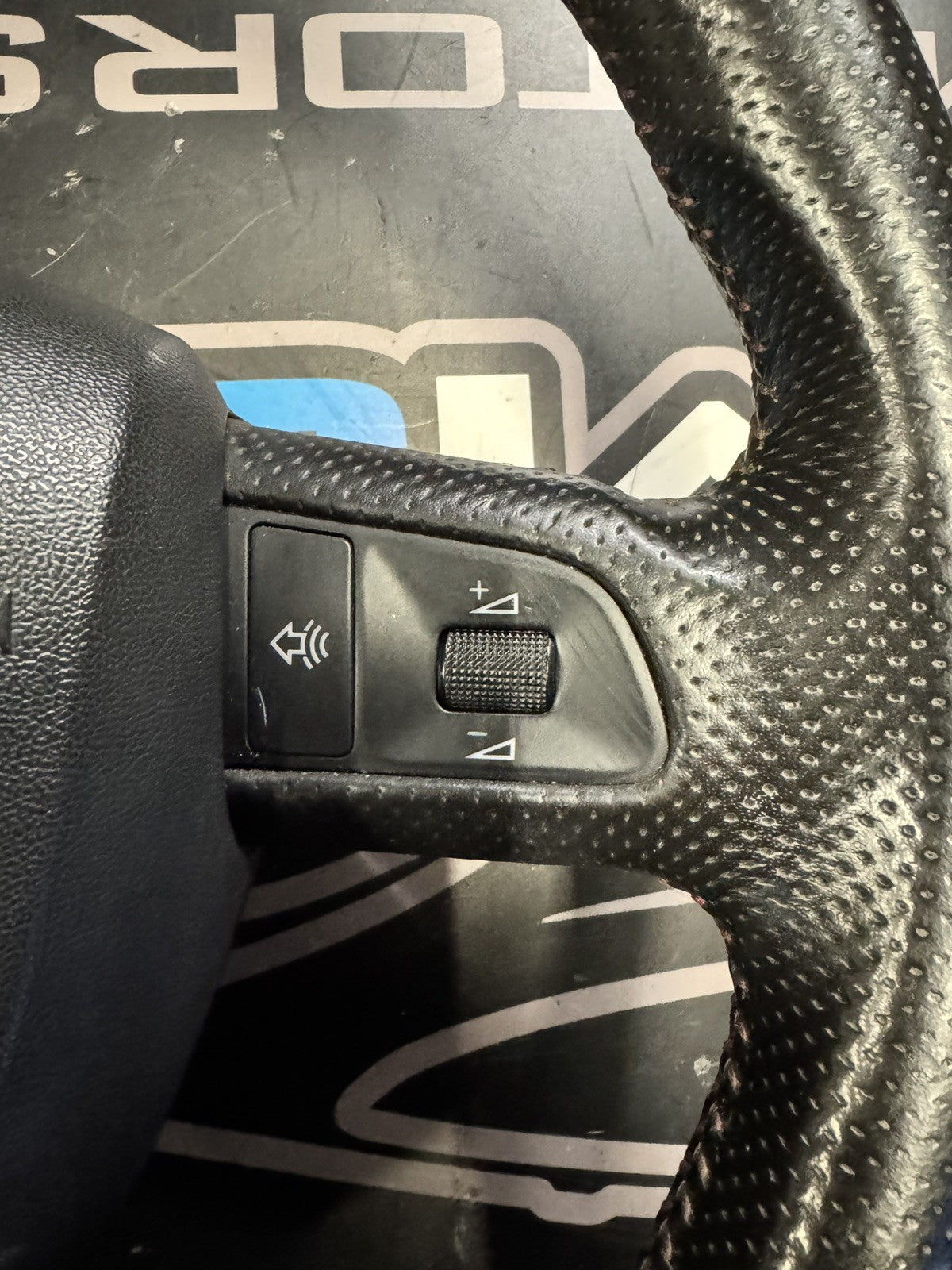 AUDI A3 8P BLACK LEATHER MULTIFUNCTION STEERING WHEEL 2009-12